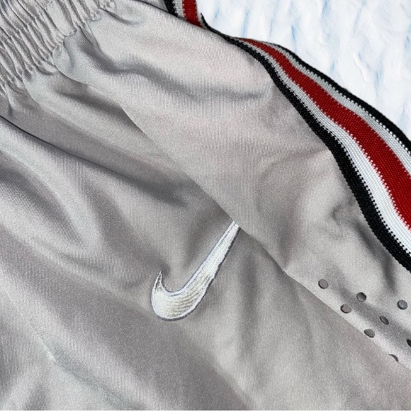 Nike Men’s Athletics Ohio State Buckeyes Basketball training Shorts grey red S - Picture 4 of 10
